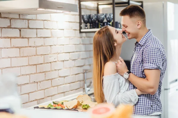 Feliz Casal Amoroso Abraçando Cozinha Foco Primeiro Plano — Fotografia de Stock