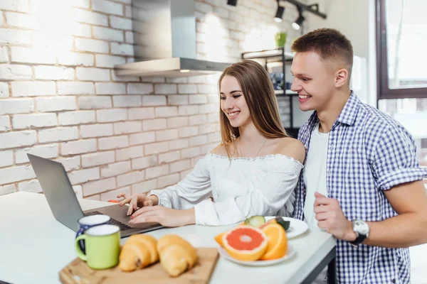 Mujer Viendo Receta Ordenador Portátil Casa Mientras Hace Cena Con — Foto de Stock