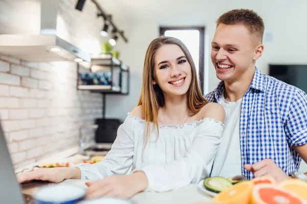 Pareja Feliz Cocina Enfoque Selectivo — Foto de Stock