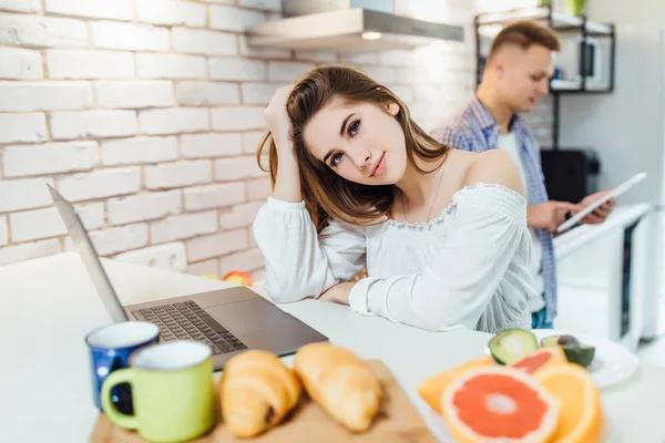 Ragazza Carina Che Lavora Sul Computer Portatile Mentre Uomo Cerca — Foto Stock