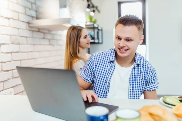 Pareja Disfrutando Tiempo Juntos Hombre Usando Ordenador Portátil — Foto de Stock