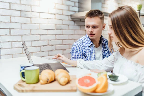 Sonriendo Feliz Pareja Disfrutando Del Desayuno Cocina Mirando Computadora Portátil — Foto de Stock