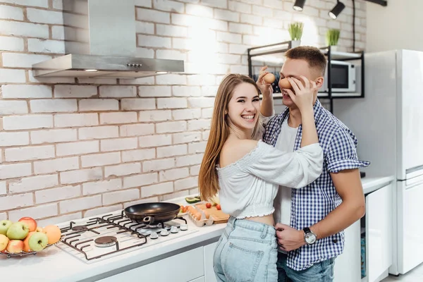 Funny Couple Preparing Food Eggs Modern Kitchen — Stock Photo, Image