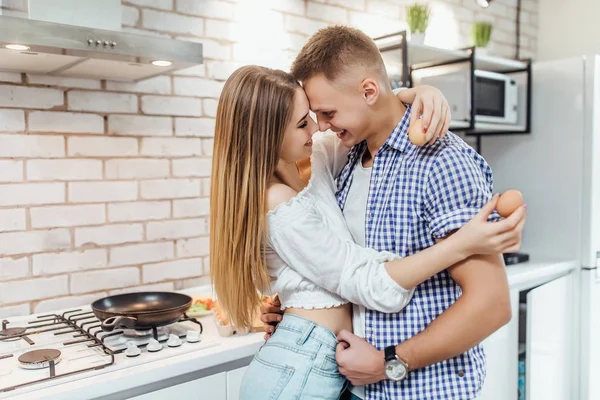 Couple Heureux Aimant Embrasser Cuisine Concentrer Sur Avant Plan — Photo