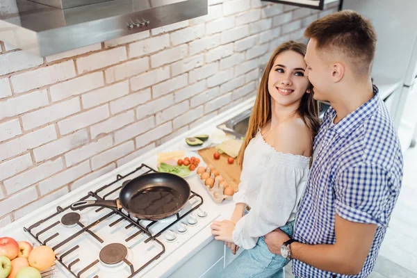 Happy Loving Par Kramar Köket Fokus Förgrunden — Stockfoto