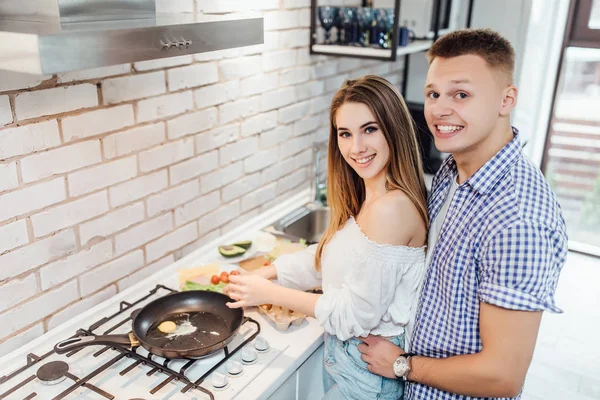 Jeune Beau Couple Cuisiner Cuisine Foyer Sélectif — Photo