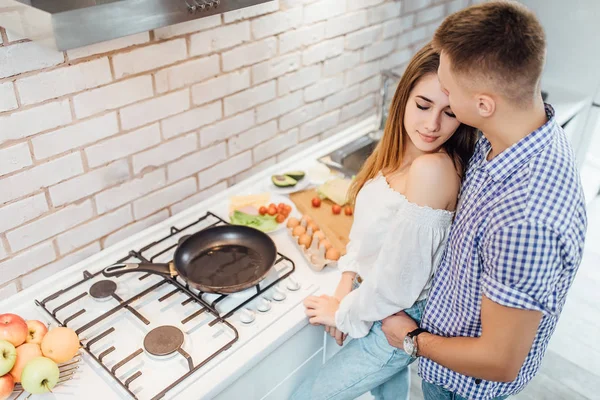 Paar Bereitet Frühstück Der Küche Fokus Auf Vordergrund — Stockfoto