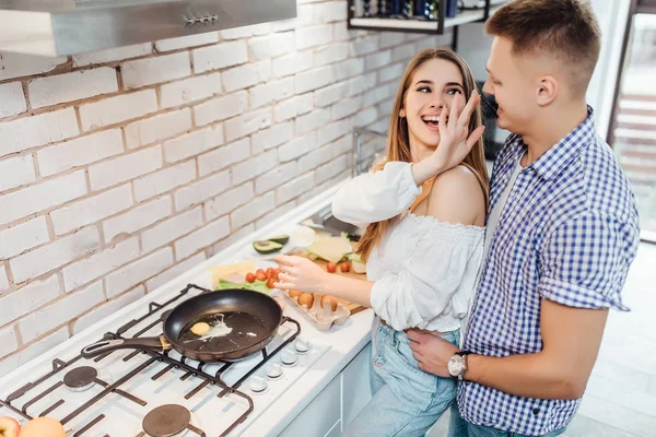 Jovem Casal Positivo Preparar Alimentos Juntos Foco Primeiro Plano — Fotografia de Stock