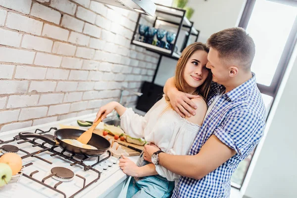 Giovane Bella Coppia Cucina Cucina Messa Fuoco Selettiva — Foto Stock