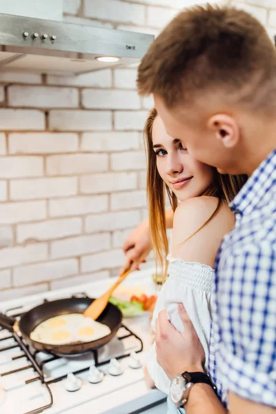 料理をしながら 女性を抱きしめる男 — ストック写真