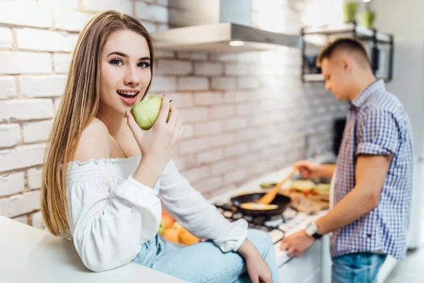 Giovane Bella Coppia Cucina Cucina Messa Fuoco Selettiva — Foto Stock