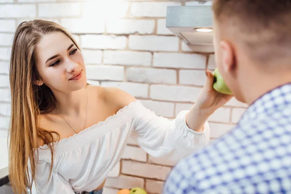 Mujer Dando Manzana Hombre Cocina Enfoque Selectivo — Foto de Stock