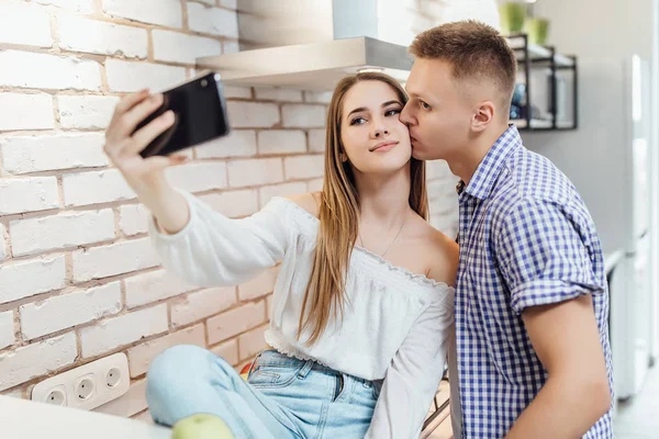 Preciosa Pareja Haciendo Selfie Mientras Cocina Casa — Foto de Stock