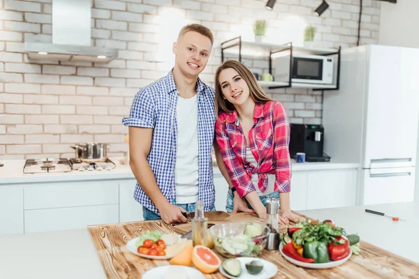 Happy Young Couple Preparing Food Kitchen Together — Stock Photo, Image