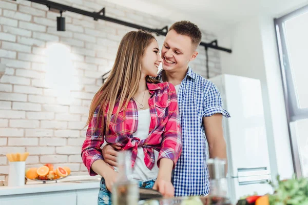 Giovane Coppia Positiva Preparare Cibo Insieme Concentrarsi Sul Primo Piano — Foto Stock