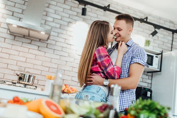 Due Persone Felici Che Giocano Con Cetriolo Nella Cucina Moderna — Foto Stock