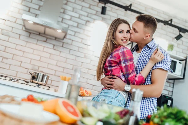 Romantiskt Ungt Par Matlagning Tillsammans Köket Och Kul — Stockfoto