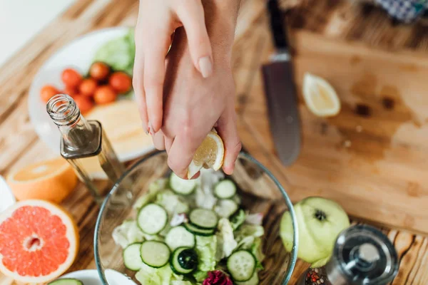 Close Hands Making Salad Home — Stok Foto