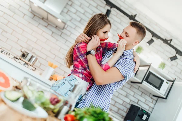 Romantiskt Ungt Par Matlagning Tillsammans Köket Och Kul — Stockfoto