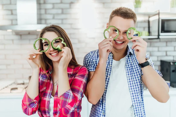 Lyckligt Par Med Grön Peppar Selektiv Fokus — Stockfoto