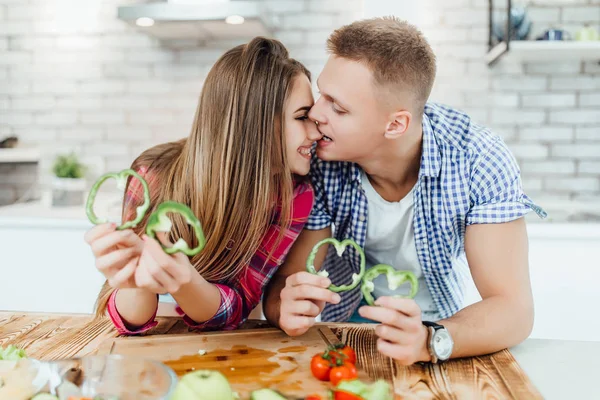 Härligt Par Med Grön Peppar Matlagning Hemma — Stockfoto