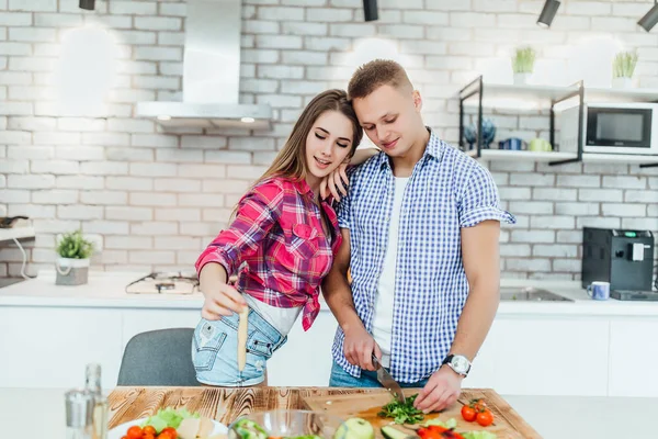 Giovane Coppia Positiva Preparare Cibo Insieme Concentrarsi Sul Primo Piano — Foto Stock