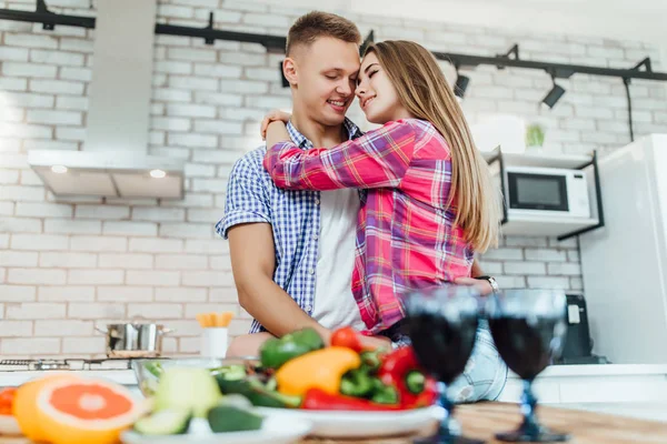 Felice Coppia Amorevole Abbracciare Cucina Concentrarsi Sul Primo Piano — Foto Stock