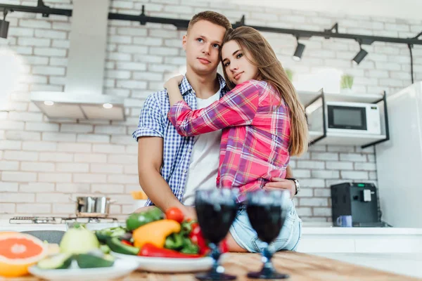 Romantiskt Ungt Par Matlagning Tillsammans Köket Och Kul — Stockfoto