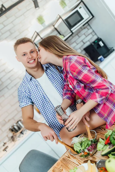 Lyckligt Ungt Par Förbereder Mat Kök Tillsammans — Stockfoto