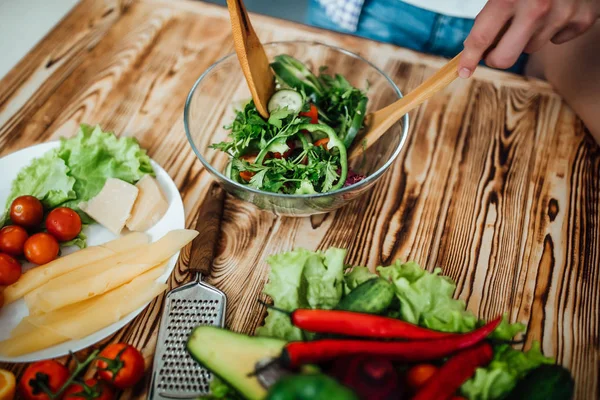 Primer Plano Las Manos Haciendo Ensalada Escritorio Madera —  Fotos de Stock