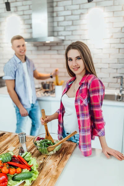 Jovem Casal Positivo Preparar Alimentos Juntos Foco Primeiro Plano — Fotografia de Stock