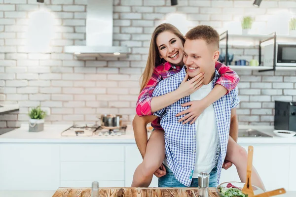 Felice Coppia Amorevole Abbracciare Cucina Concentrarsi Sul Primo Piano — Foto Stock