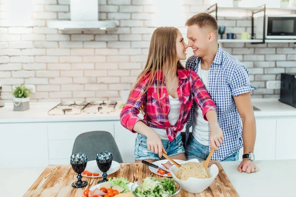 Giovane Coppia Positiva Preparare Cibo Insieme Concentrarsi Sul Primo Piano — Foto Stock