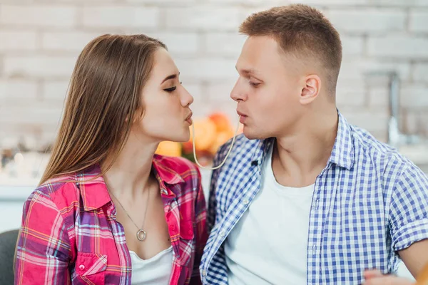 Spagetti Konyhában Csókolózás Szép Pár — Stock Fotó