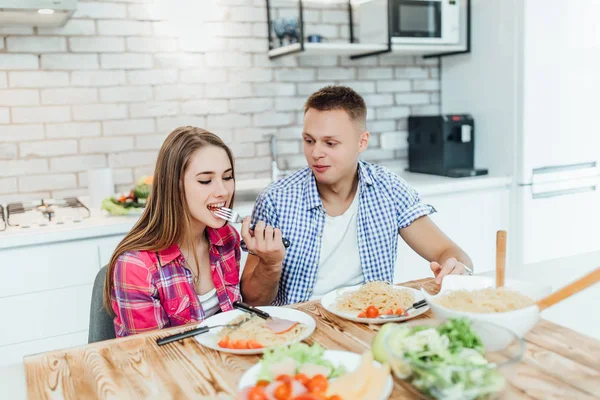 Giovane Coppia Positiva Preparare Cibo Insieme Concentrarsi Sul Primo Piano — Foto Stock