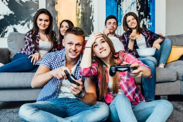 Dos Jóvenes Amigos Felices Sosteniendo Joysticks Jugando Videojuegos Enfoque Selectivo —  Fotos de Stock