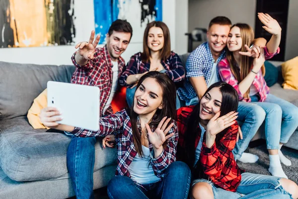 Groep Jonge Vrienden Thuis Zittend Bank Het Nemen Van Selfie — Stockfoto