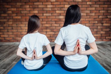 anne ve kızı yoga poz geri kalan