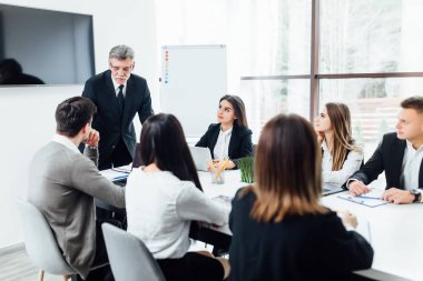 Sunum sırasında konferans salonunda iş arkadaşları