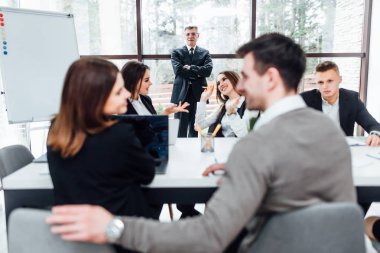 Modern ofiste çalışan iş adamları