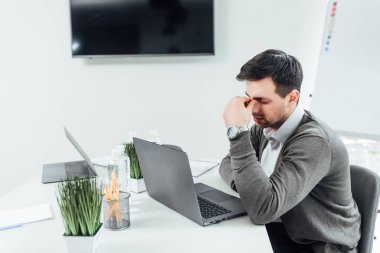 modern ofiste dizüstü bilgisayar üzerinde çalışan genç işadamı