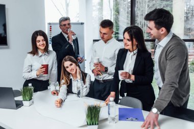 Modern ofiste çalışan iş adamları