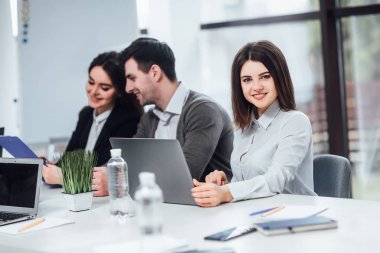 Başarılı kadın iş arkadaşları nın yakınındaki ofiste dizüstü bilgisayar kullanarak