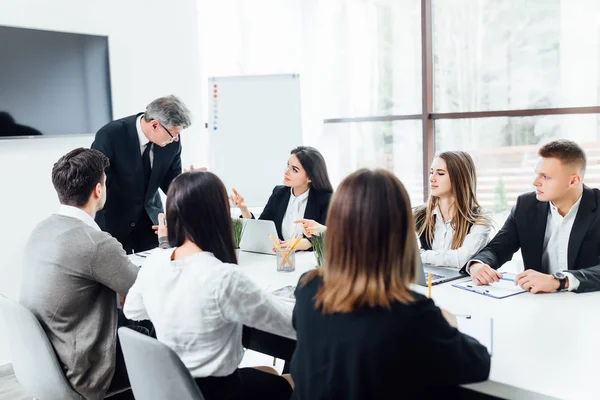 Uomini Affari Che Lavorano Ufficio Moderno — Foto Stock