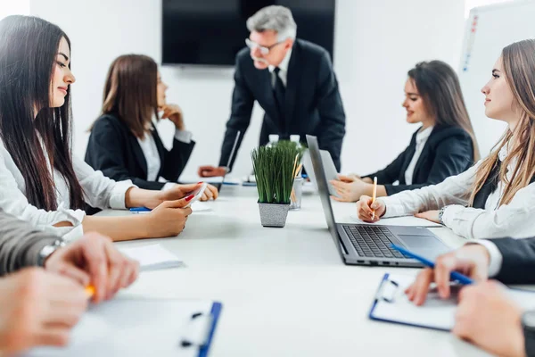 Uomini Affari Che Lavorano Con Computer Portatili Ufficio Moderno — Foto Stock