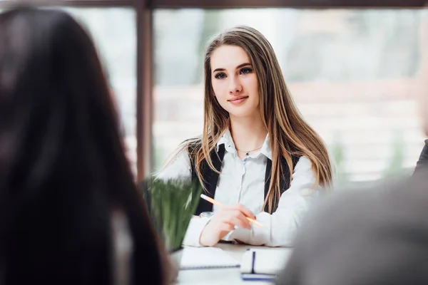 Sonriente Mujer Negocios Sosteniendo Pluma Oficina — Foto de Stock