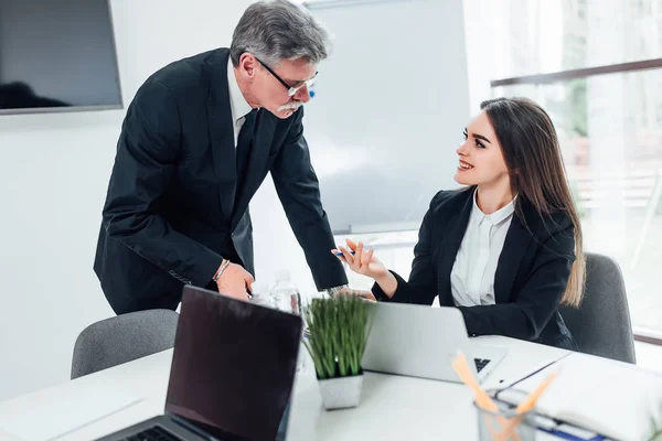 Dois Empresários Conversando Escritório — Fotografia de Stock