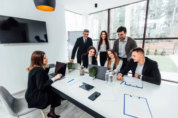 Jóvenes Empresarios Que Trabajan Ordenadores Portátiles Sala Conferencias — Foto de Stock