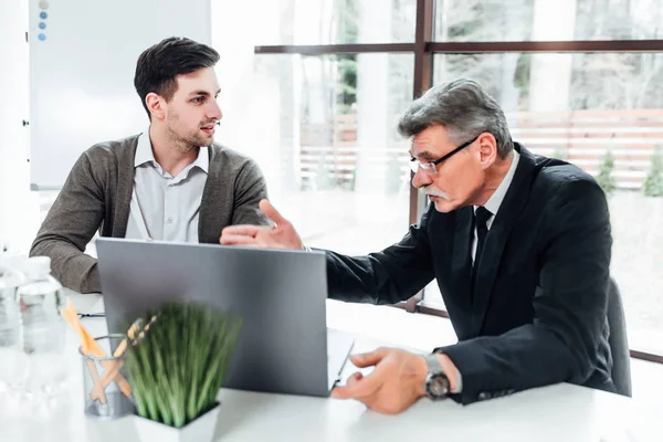 Capo Con Nuovo Lavoratore Ufficio Moderno Parlando Presentazione Con Computer — Foto Stock