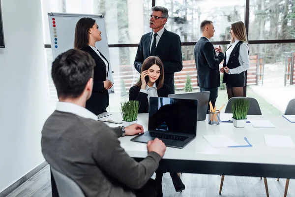 Uomini Affari Che Lavorano Ufficio Moderno — Foto Stock